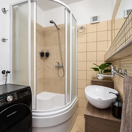 Spacious Family For 6 - Lift & Balcony Apartmán