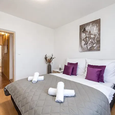 Spacious Family For 6 - Lift & Balcony *