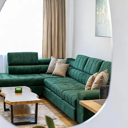 Apartmán Spacious Family For 6 - Lift & Balcony
