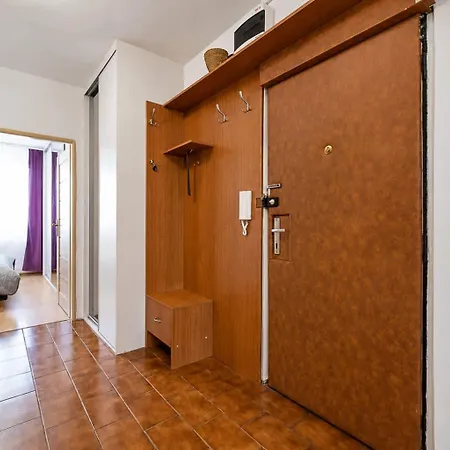 Apartmán Spacious Family For 6 - Lift & Balcony