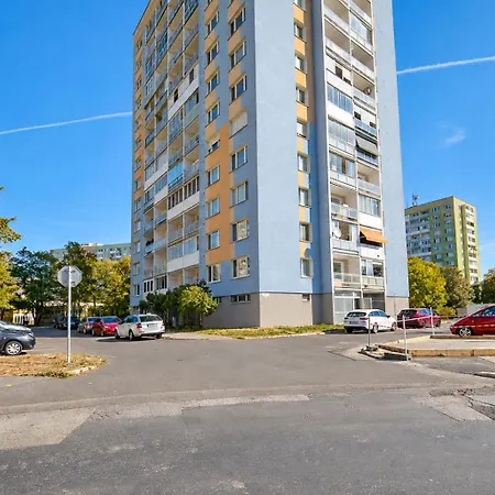Apartmán Spacious Family For 6 - Lift & Balcony